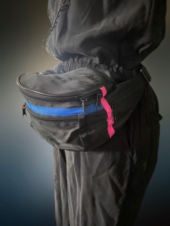 Tidstypisk sort polyester waist bag/ magetaske/ rumpetaske - 1980/ 90 tallet