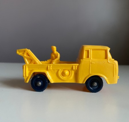TOMTE bil gul Jeep service vinylplast modellbil nr 17 - Lærdal Stavanger Norway 1960/ 70 tallet