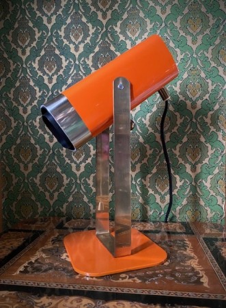 Oransje bordlampe i lakkert metall Kjell Blomberg Ørsjø Örsjö Belysning Sweden Sverige 1970-tallet