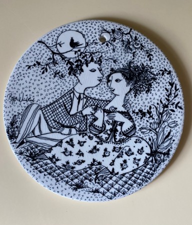 Months of Love Maj Harmoni kunstplatte i porselen 3013-5  Bjørn Wiinblad Nymolle Danmark 
