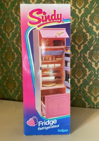 Sindy Fridge ubrukt kjøkkenutstyr kjøleskap dukkemøbler 44274  Pedigree Dolls & Toys England 1970/ 80 tallet