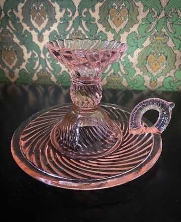 Kammerstake lysestake i lakserosa rose pressglass med relieff dekor