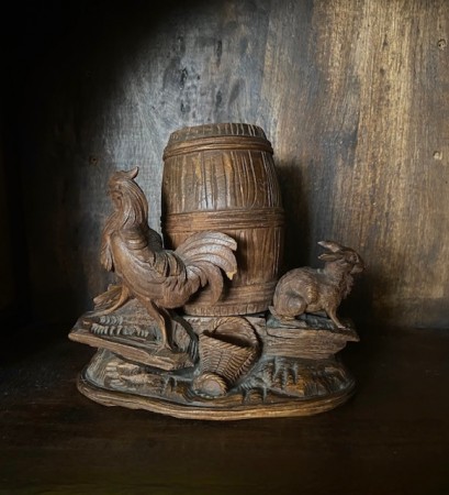 Antikk tobakksboks tobacco jar Black Forest design beholder håndskåret edeltre hane hare trefigur treskulptur Franrike 