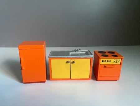 Lundby dukkehusmøbler 1:16 - kjøkkeninnredning malt tre 1960 tallet
