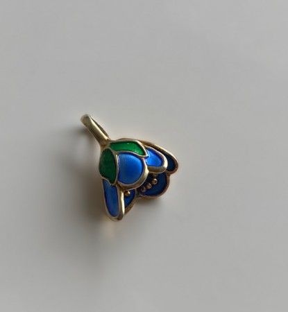Blåveis Flora emaljert anheng i forgylt sterling sølv 925S - Kikki Kvaal David-Andersen 1980 tallet