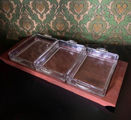 Serveringsbrett i heltre teak med tilhørende skåler i klart glass Kjeni Merløse Denmark 1970-tallet