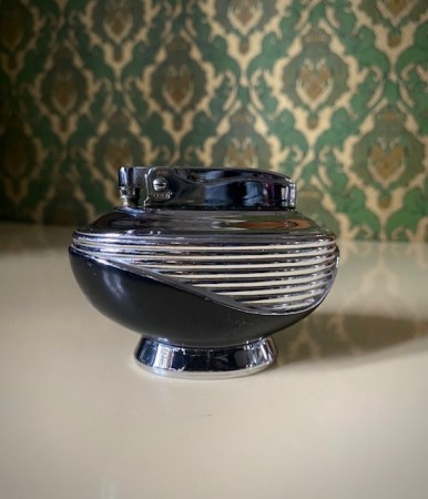 Ronson LOTUS bensin bordlighter i Art Deco design krom med svart emalje BRIT.PAT 621570 base England 1950-tallet