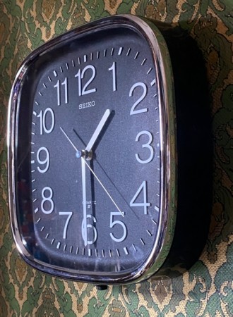 SEIKO QUARTZ QA545 batteridrevet svart veggur veggklokke i hardplast med sølvfarget ramme Japan 1980/90-tallet