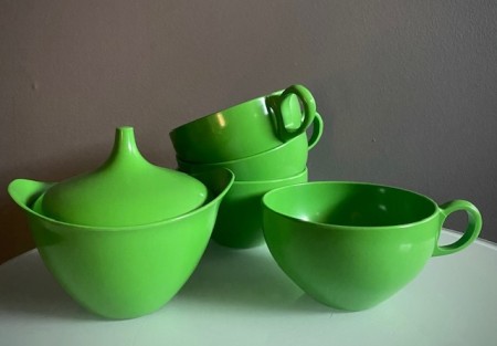 Eple grønne kopper og skål i melamine - USA, 1950/60 tallet