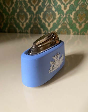 Ronson Wedgwood bordlighter med blå Jasperware base England 1970-tallet
