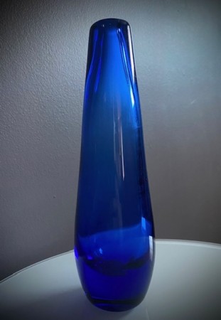 Blå, liten og slank - vase i blått kunstglass
