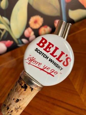 Barutstyr rekvisita Reklame BELL`S Scotch whisky Bottle pourer helletut i porselen