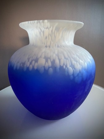 Lekker vase i spettet matt kunstglass