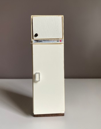 Lundby dukkehus møbel 1:18 - hvitt kjøleskap 1970/ 80 tallet