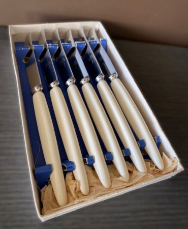 Rustfritt bestikk bordkniver med hvitt skaft - Geilo Knivfabrikk Norge 1960 tallet