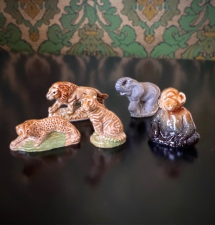 Miniatyr små samlefigurer eksotiske ville dyr i glasert steingods settekasse England 1980-tallet