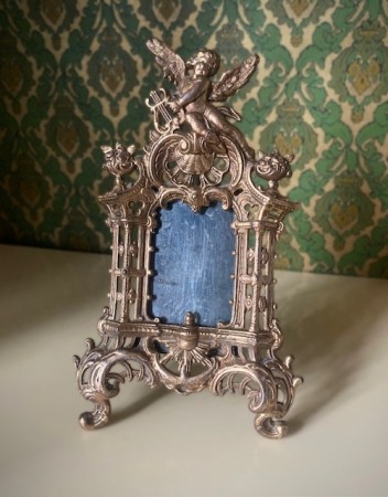 Antikk bilderamme/ bordramme forgylt messingpatinert metall viktoriansk/art nouveau design engel dekor 