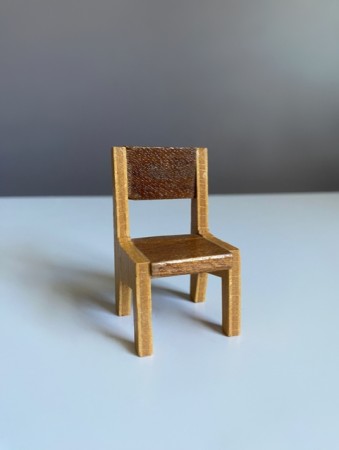 Barton Toys dukkehus møbel 1:18 -  Caroline’s Home Dining Room Collection stol i tre 1970 tallet