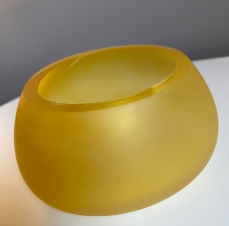 Signert asymmetrisk skål/ bolle i matt kunstglass