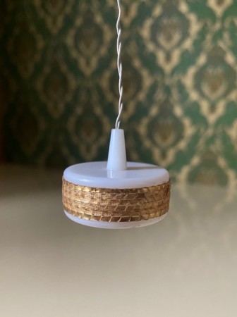 Lisa of Denmark dukkehus møbler tilbehør 1:18 - taklampe hvit/gull plast (61404) 1970 tallet