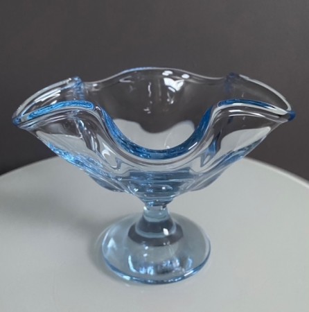 Signert skål med stett i lyseblått kunstglass - Elis Bergh KOSTA Sverige 1942 