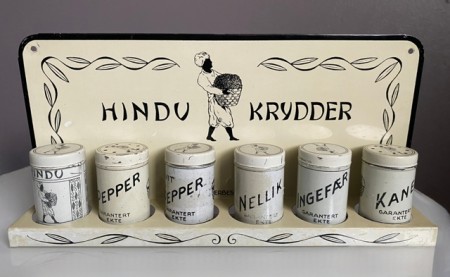 Hindu kryddersett - hylle med krydderbokser