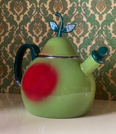 Eple/ pæreformet grønn whistling kettle tekanne/ vannkoker/ kjele i emaljert metall 1980 tallet