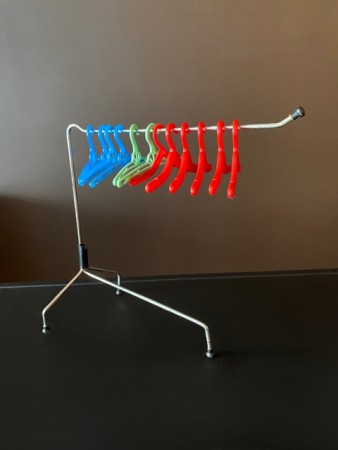 Dukkeutstyr barbiedukke klesstativ med hengere Mattel 1960-tallet