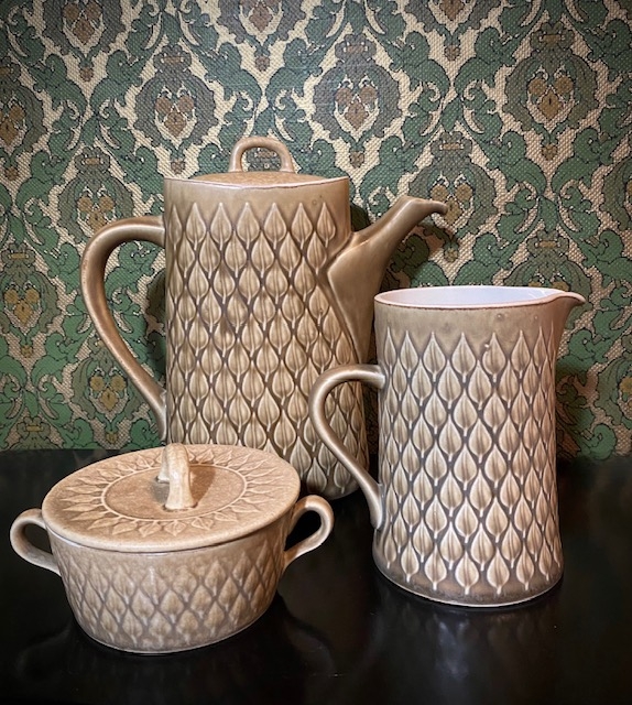 Kaffekanne og sukkerskål i samme serie selges separat