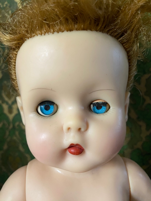 Høyre øyet er treigt/ henger, men øyenvippene er inntakte.