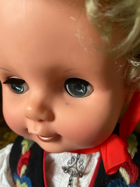 Sort prikk i vinylgummien, rett under øyet